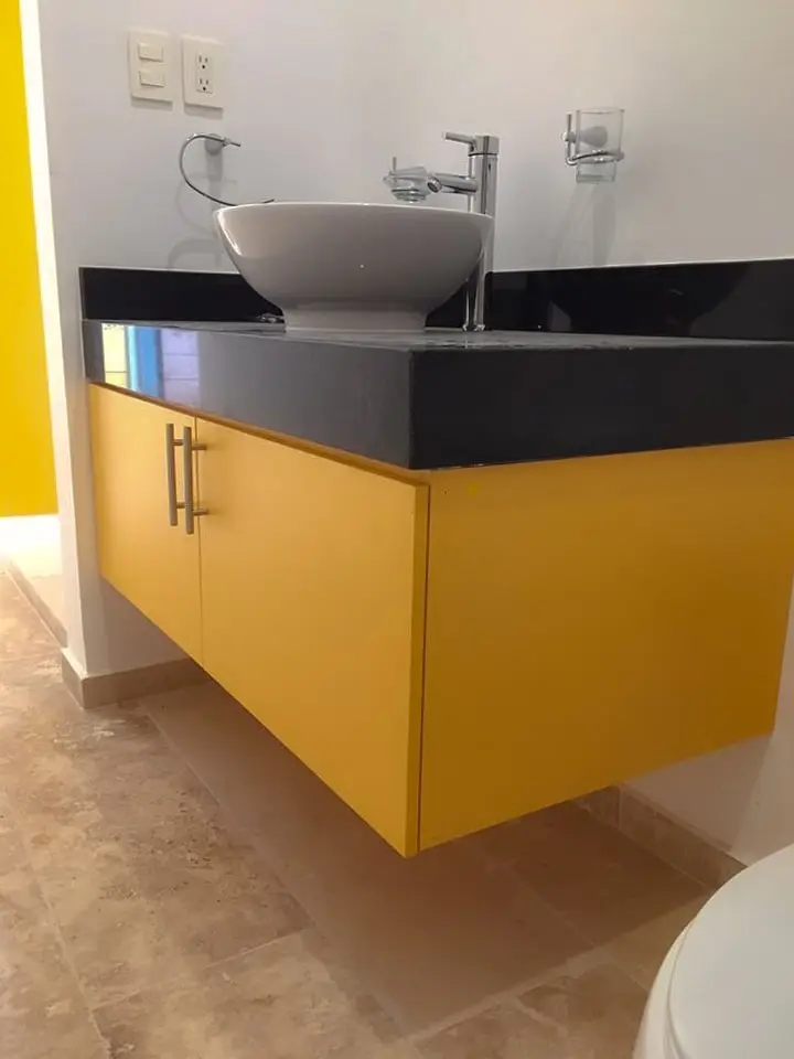 baño en madera de mdf color amarillo construido en Mérida Yucatán por Aguilar Talleres Carpinteria