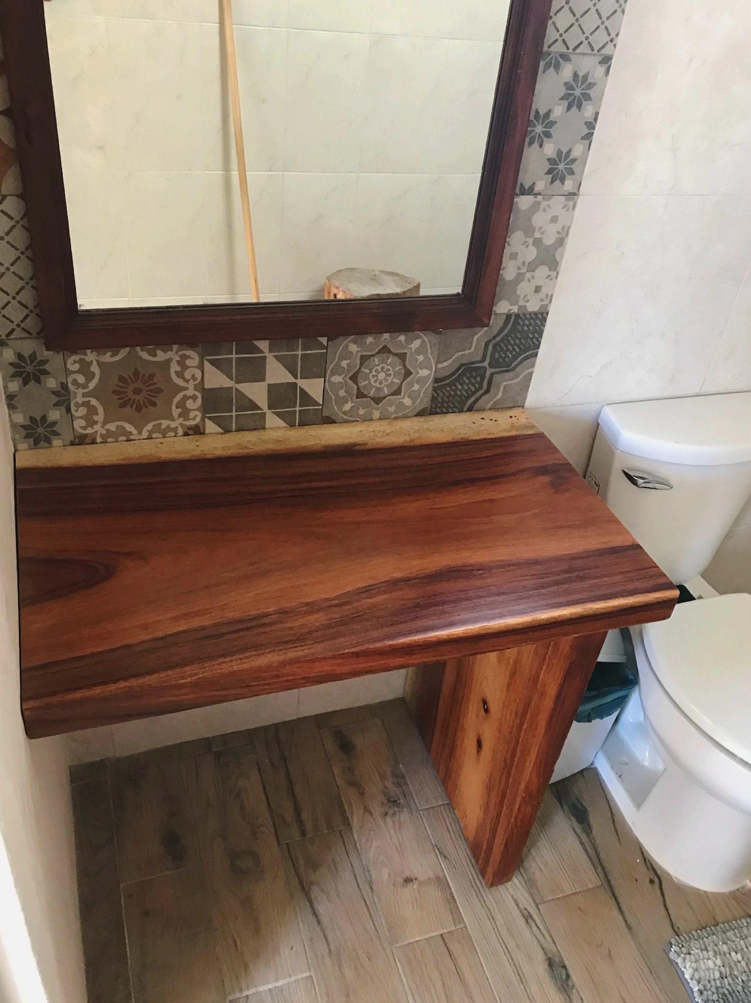 baño en madera de parota color natural construido en Mérida Yucatán por Aguilar Talleres Carpinteria