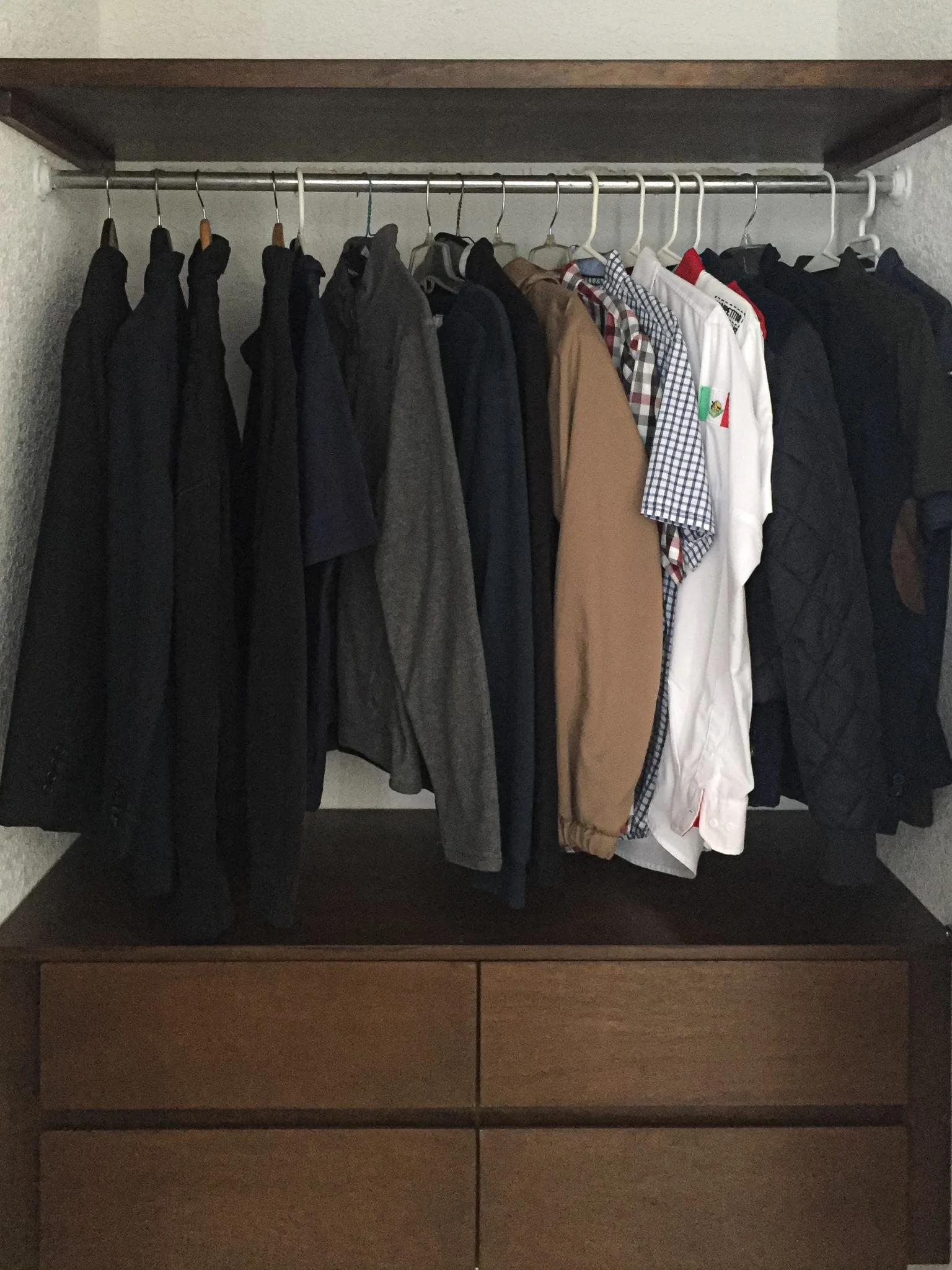 closet en madera de caobilla color nogal oscuro construido en Mérida Yucatán por Aguilar Talleres Carpinteria