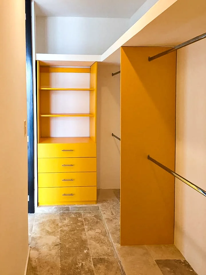 closet en madera de mdf color amarillo construido en Mérida Yucatán por Aguilar Talleres Carpinteria