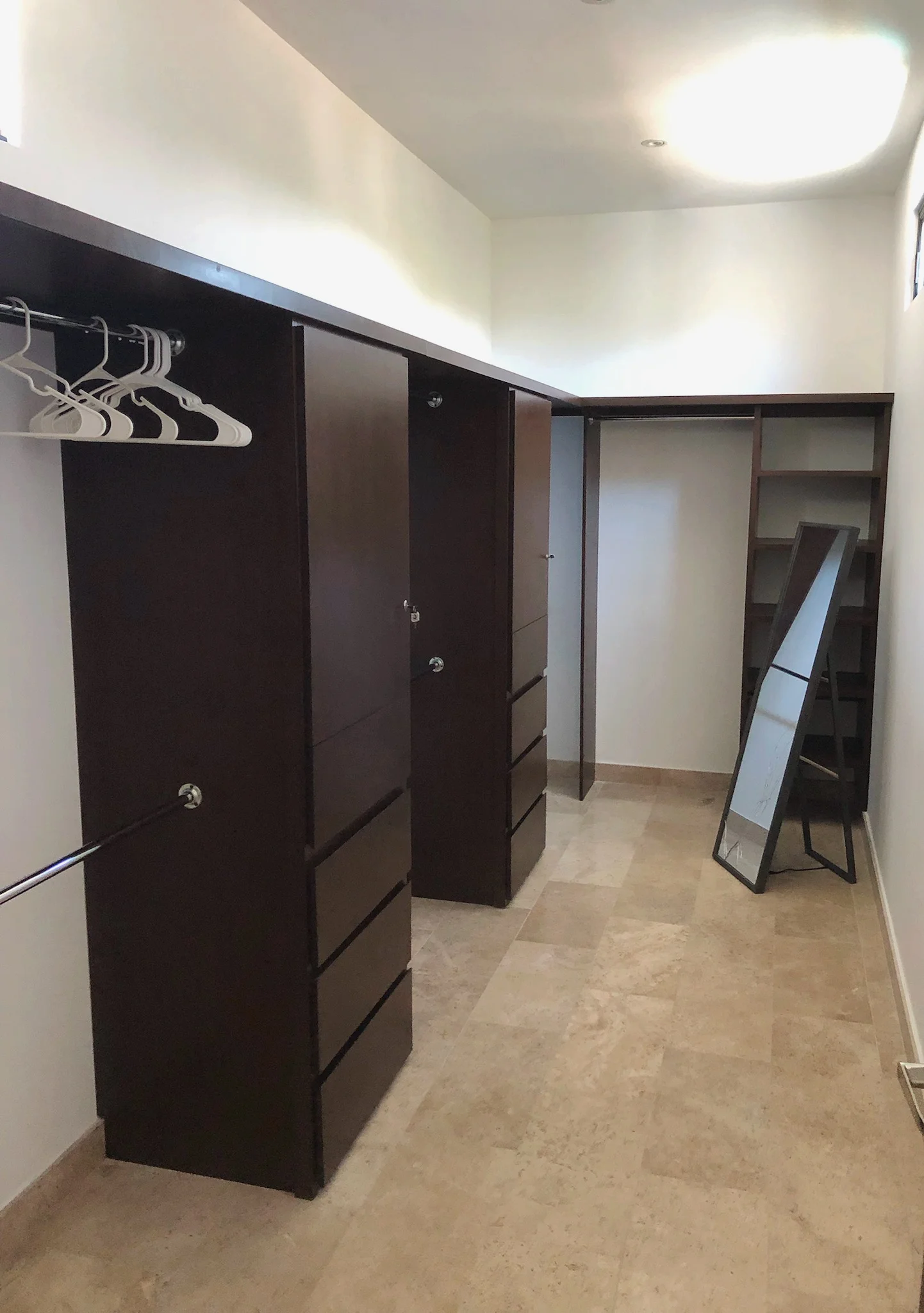 closet en madera de caobilla color nogal oscuro construido en Mérida Yucatán por Aguilar Talleres Carpinteria