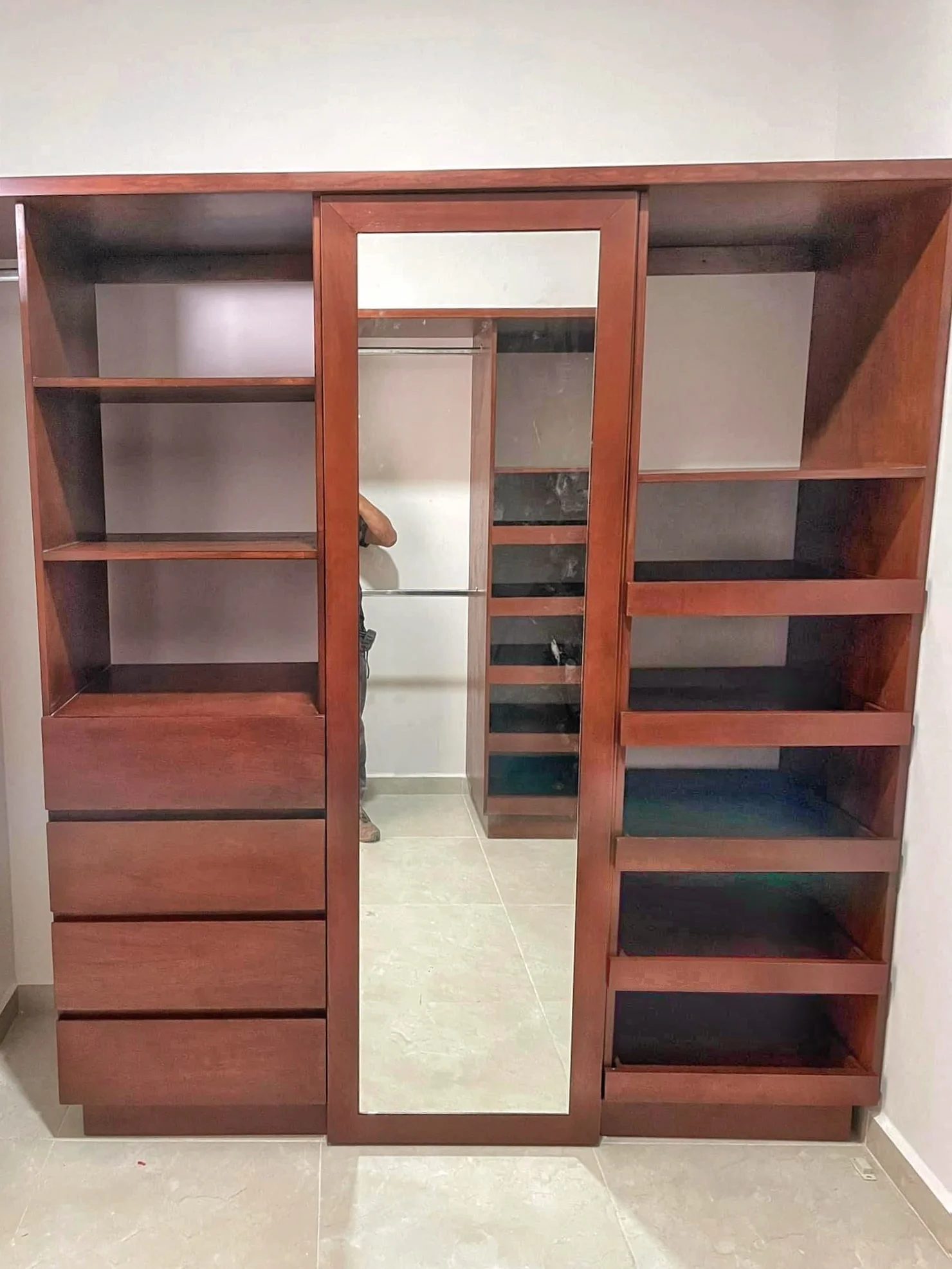 closet en madera de caobilla color oyamel construido en Mérida Yucatán por Aguilar Talleres Carpinteria