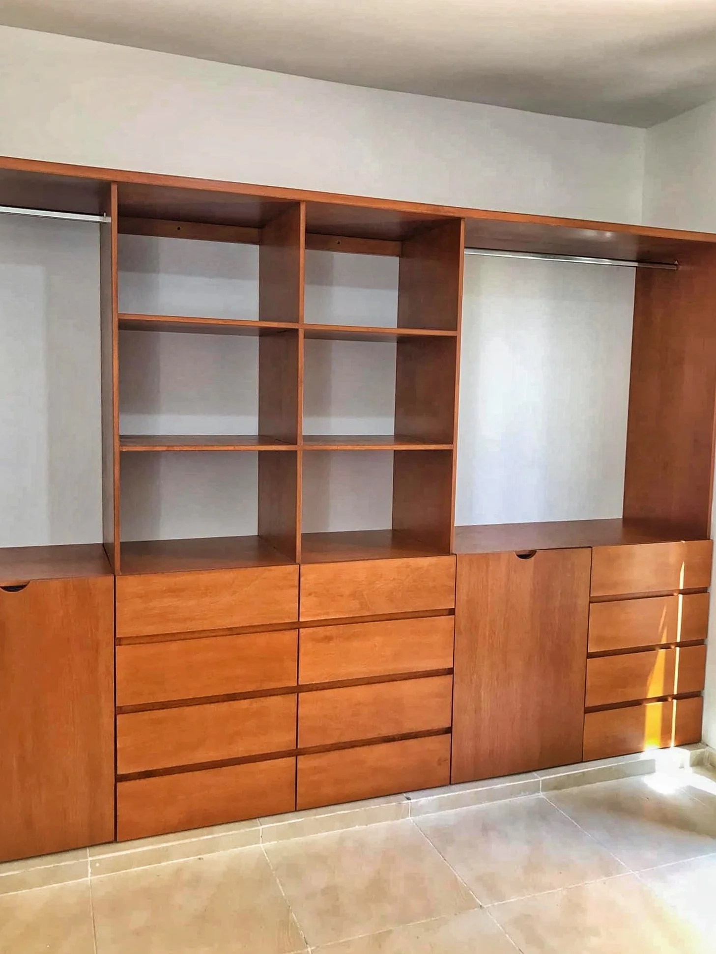 closet en madera de caobilla color caoba construido en Mérida Yucatán por Aguilar Talleres Carpinteria