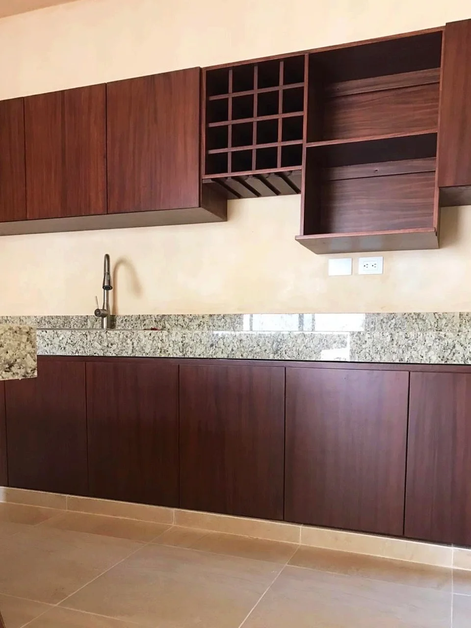 cocina en madera de listonado color oyamel construido en Mérida Yucatán por Aguilar Talleres Carpinteria