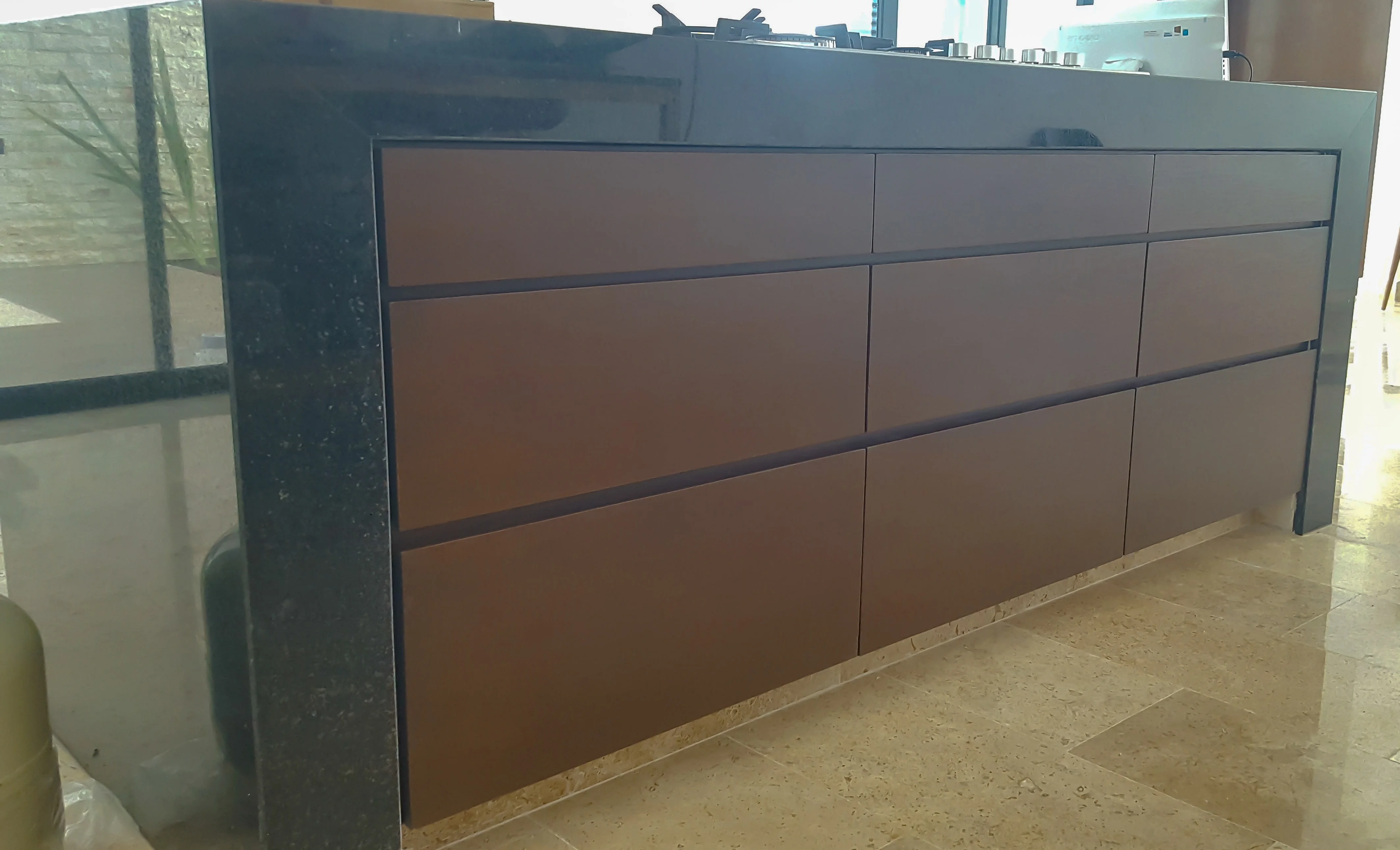 cocina en madera de listonado color nogal construido en Mérida Yucatán por Aguilar Talleres Carpinteria