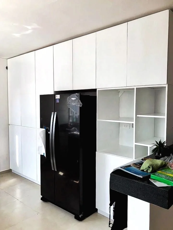 cocina en madera de listonado color blanco construido en Mérida Yucatán por Aguilar Talleres Carpinteria