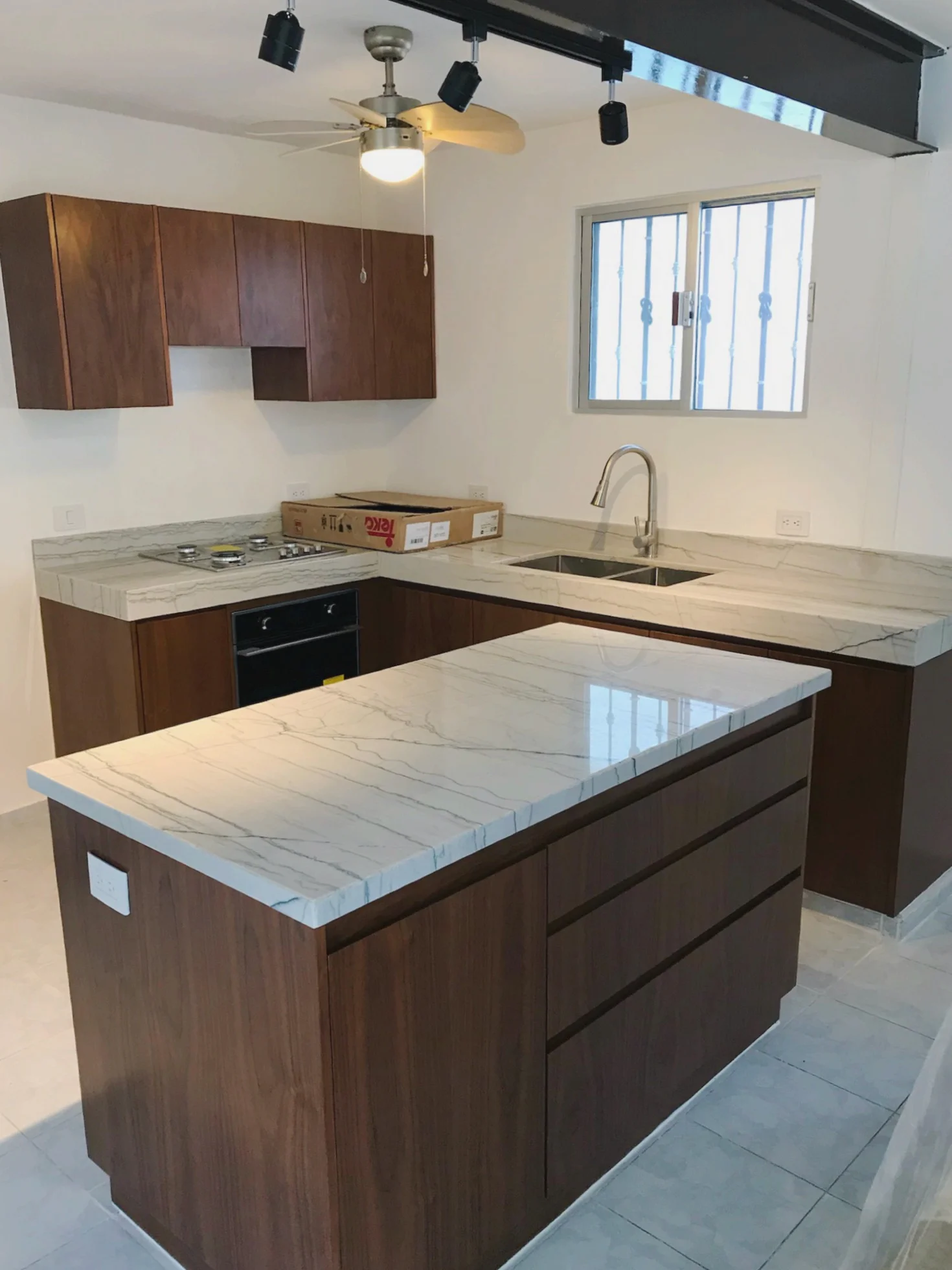 cocina en madera de tzalam color nogal oscuro construido en Mérida Yucatán por Aguilar Talleres Carpinteria