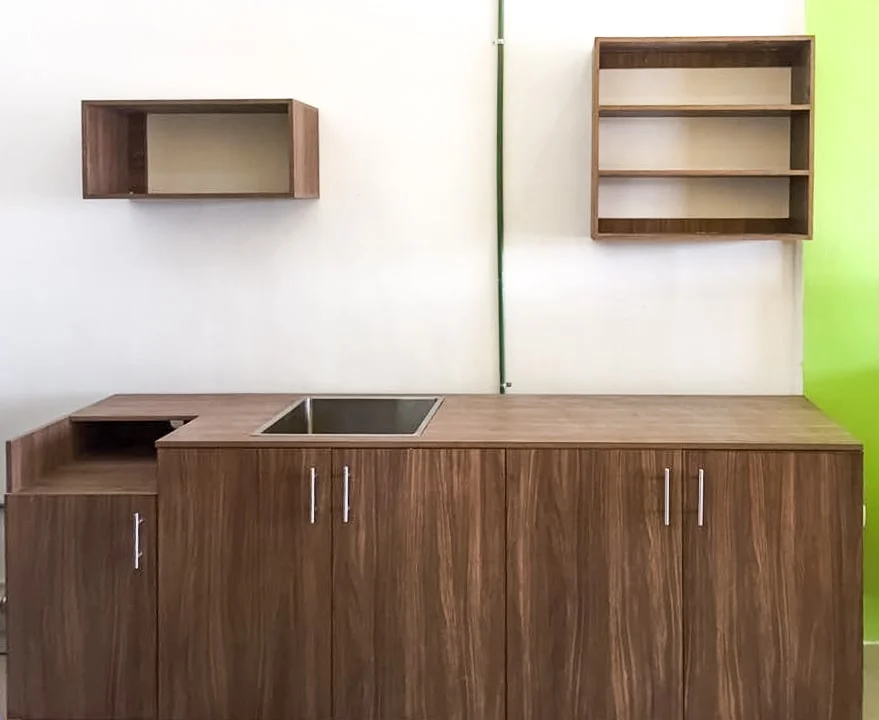 cocina en madera de mdf color nogal oscuro construido en Mérida Yucatán por Aguilar Talleres Carpinteria