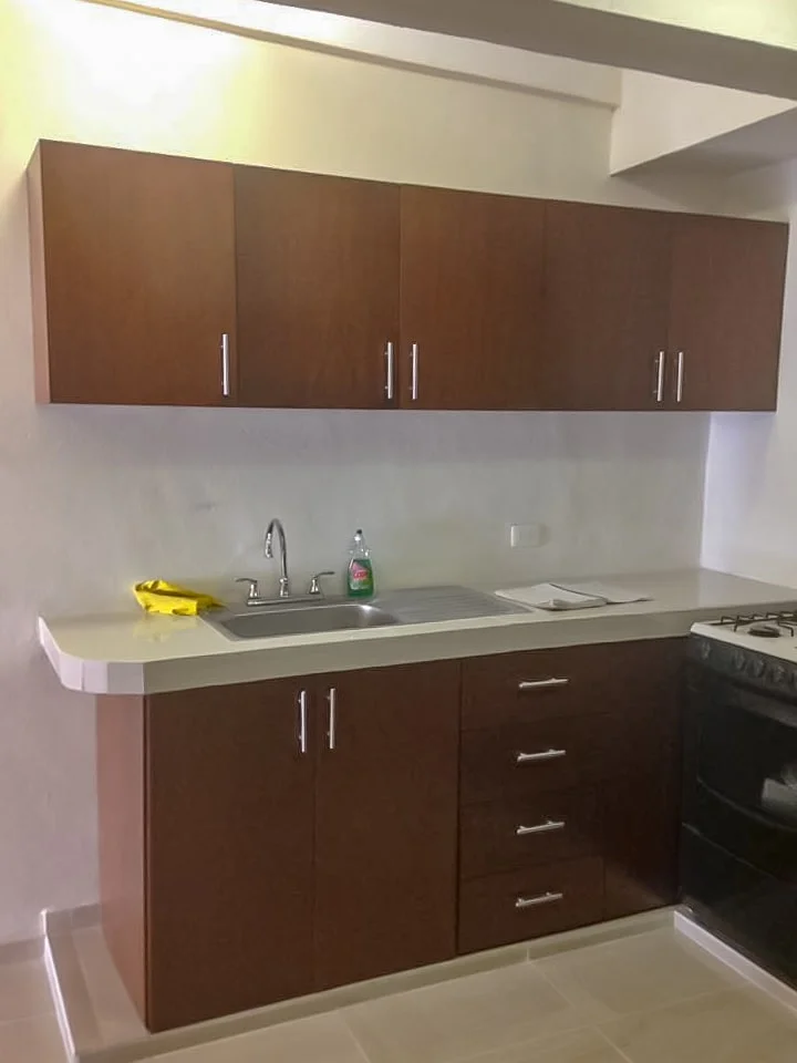 cocina en madera de listonado color nogal construido en Mérida Yucatán por Aguilar Talleres Carpinteria