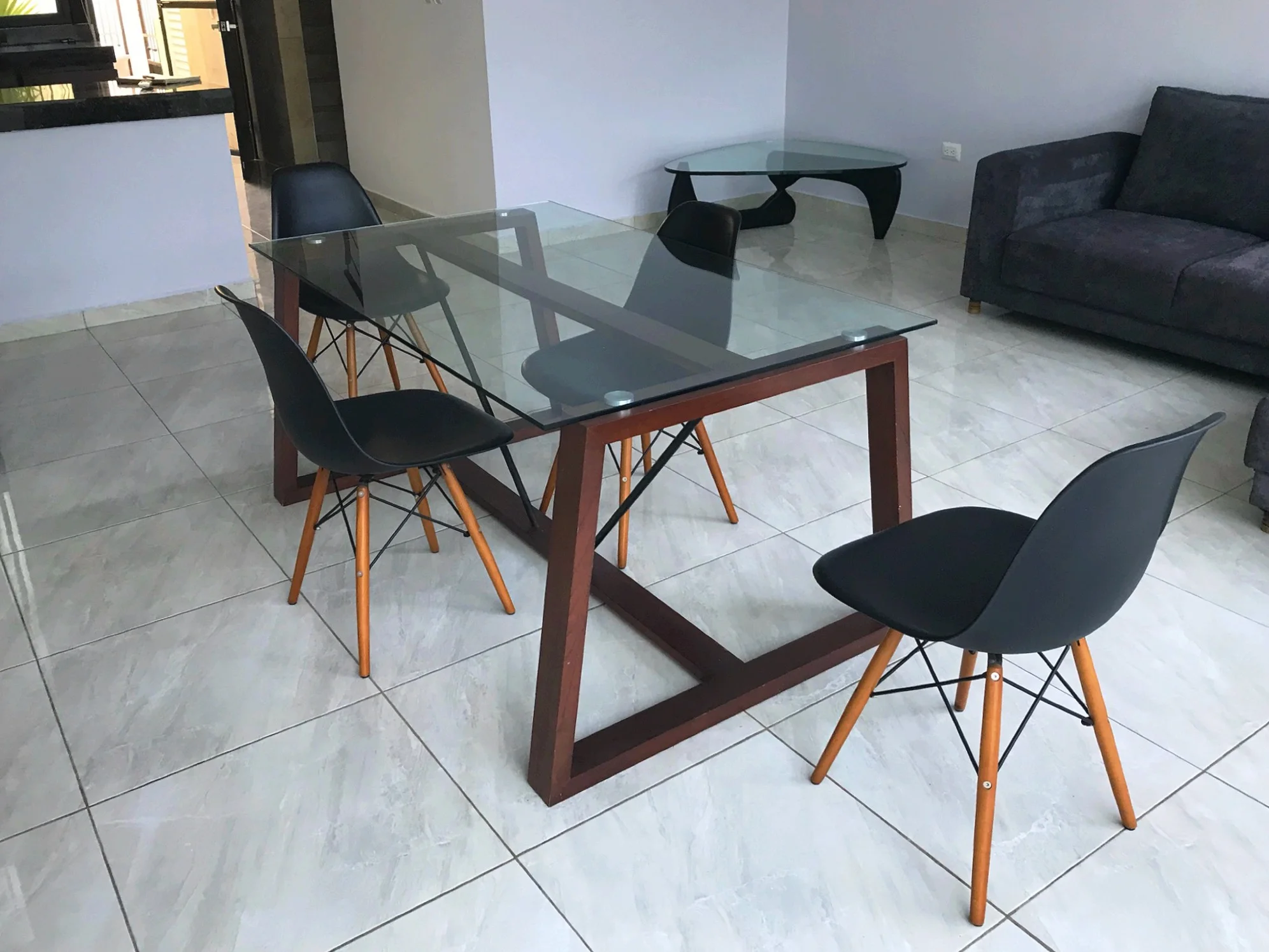 comedor en madera de cedro color nogal oscuro construido en Mérida Yucatán por Aguilar Talleres Carpinteria