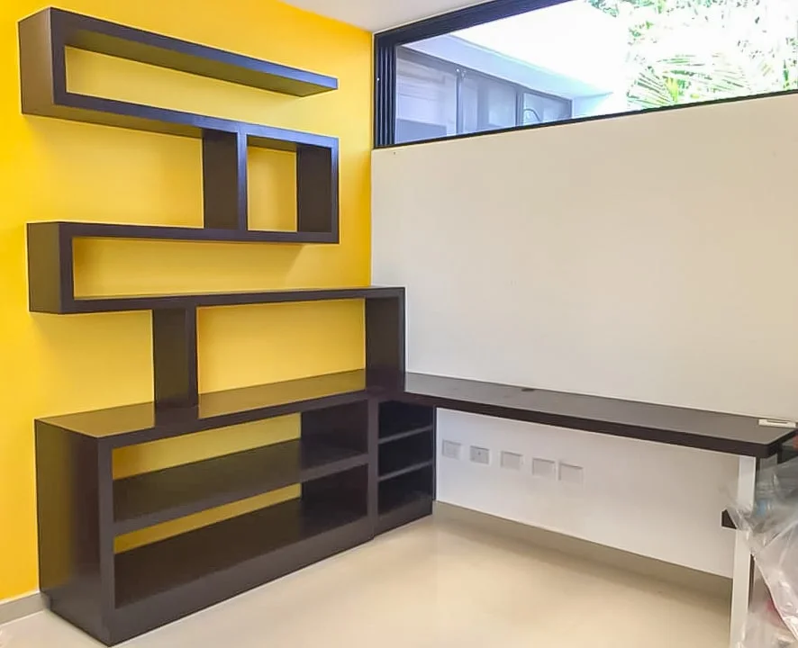 escritorio en madera de caobilla color chocolate construido en Mérida Yucatán por Aguilar Talleres Carpinteria