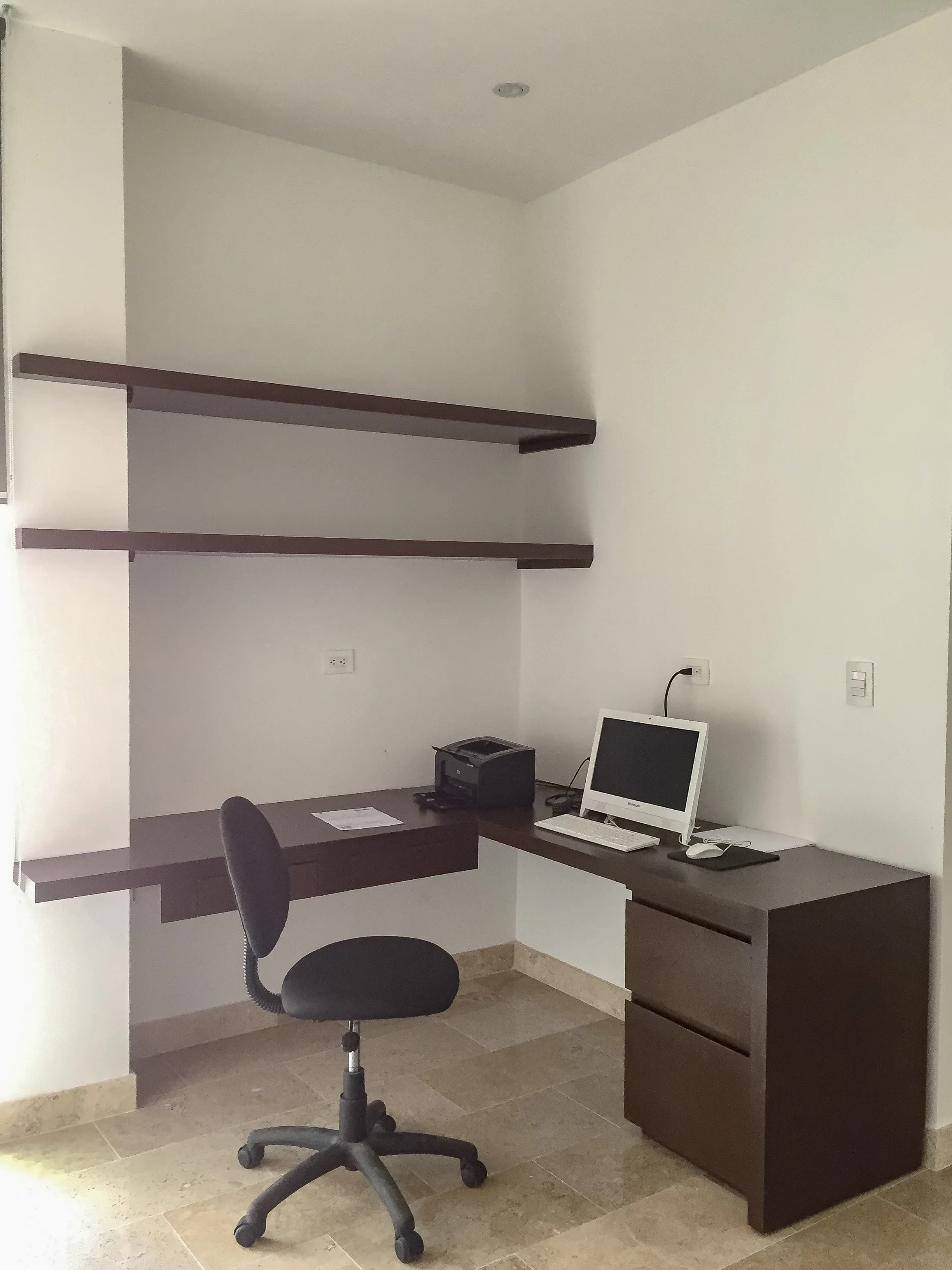 escritorio en madera de encino color nogal construido en Mérida Yucatán por Aguilar Talleres Carpinteria