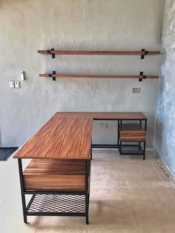 escritorio en madera de parota color natural construido en Mérida Yucatán por Aguilar Talleres Carpinteria