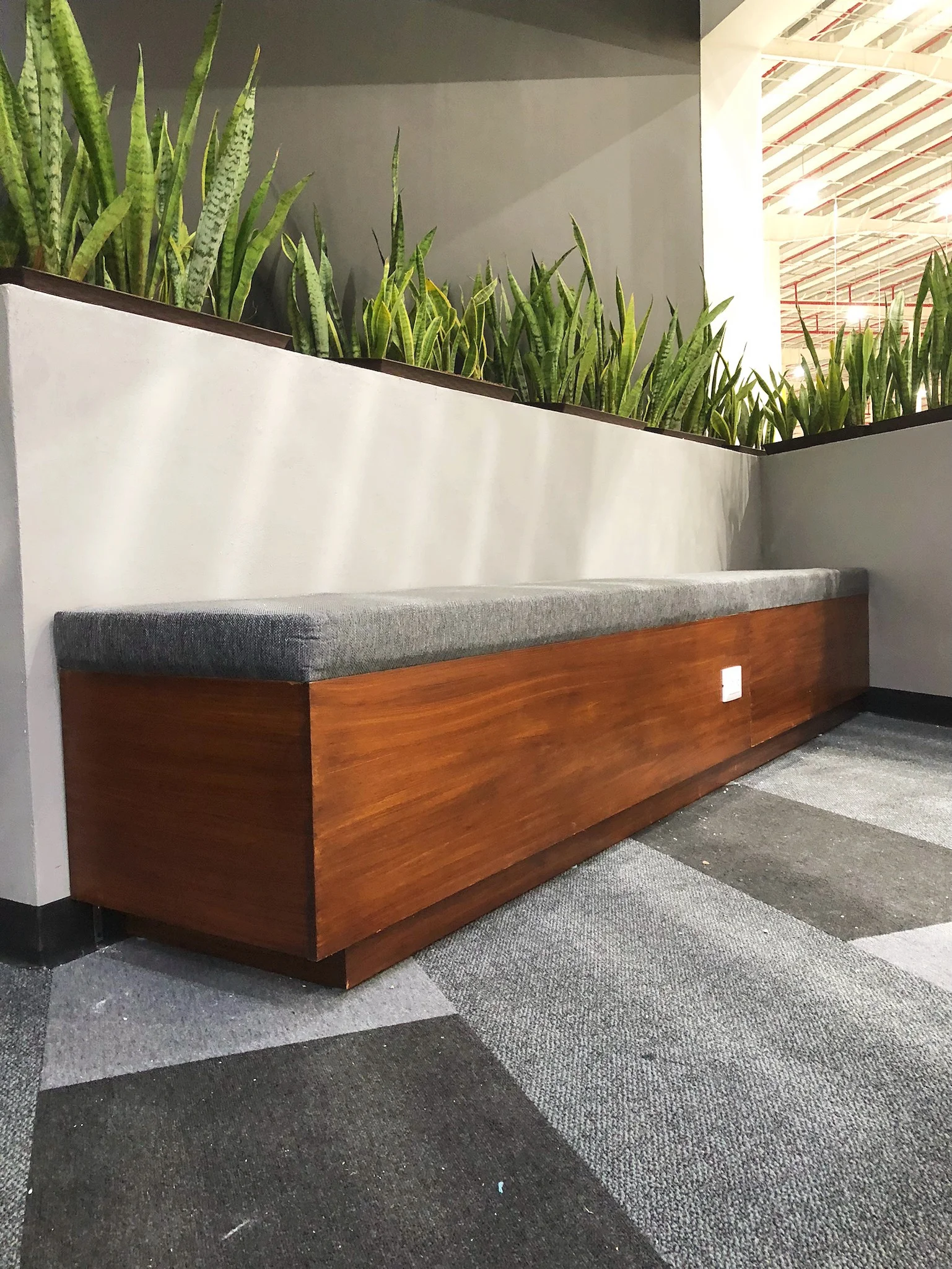 banco en madera de pino color nogal construido en Mérida Yucatán por Aguilar Talleres Carpinteria