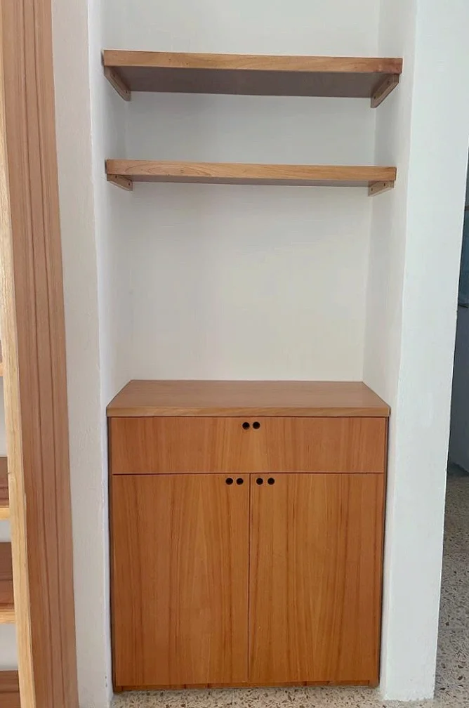 cajonera en madera de cedro color natural construido en Mérida Yucatán por Aguilar Talleres Carpinteria