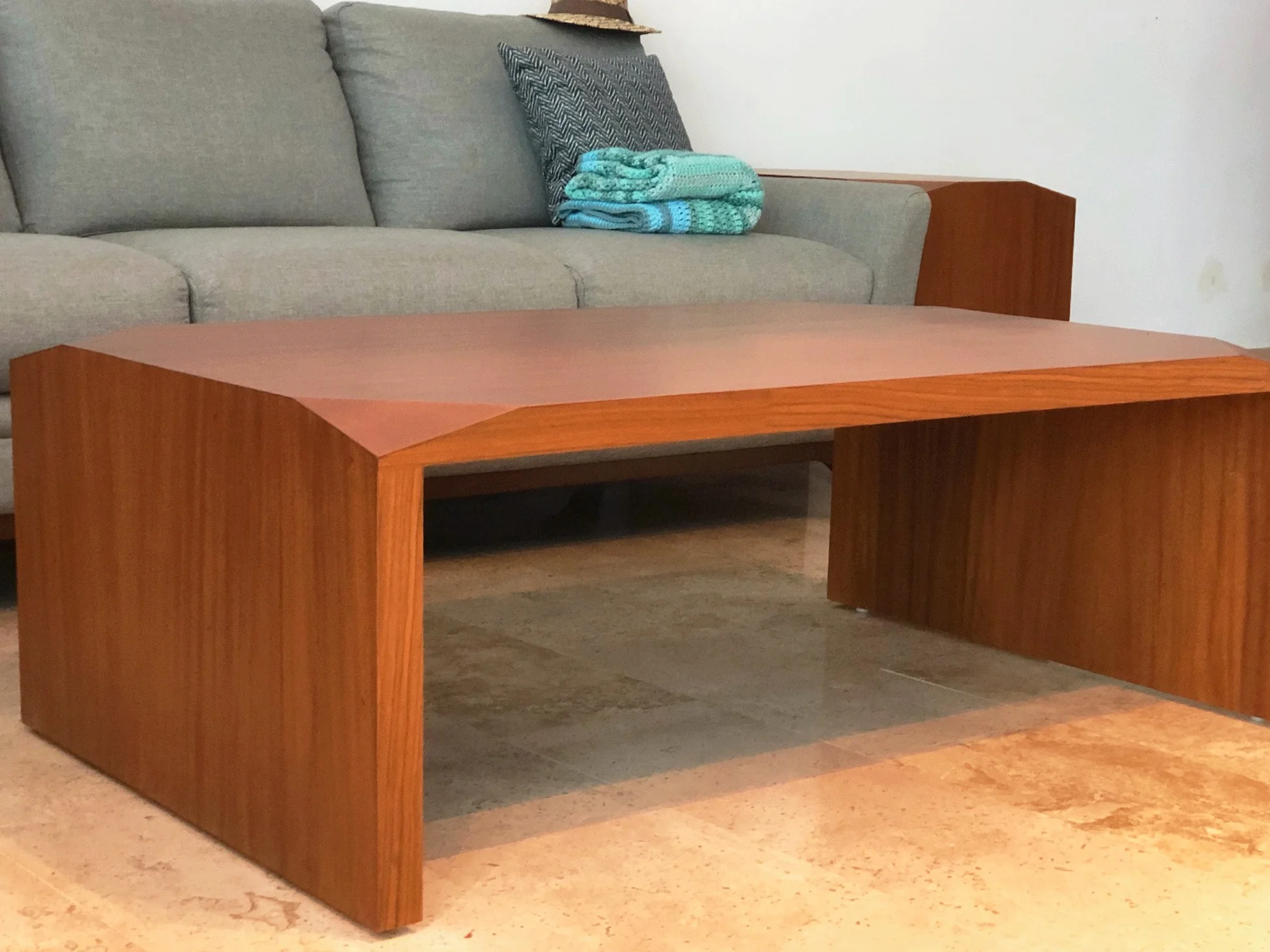 mesa de centro en madera de tzalam color nogal construido en Mérida Yucatán por Aguilar Talleres Carpinteria