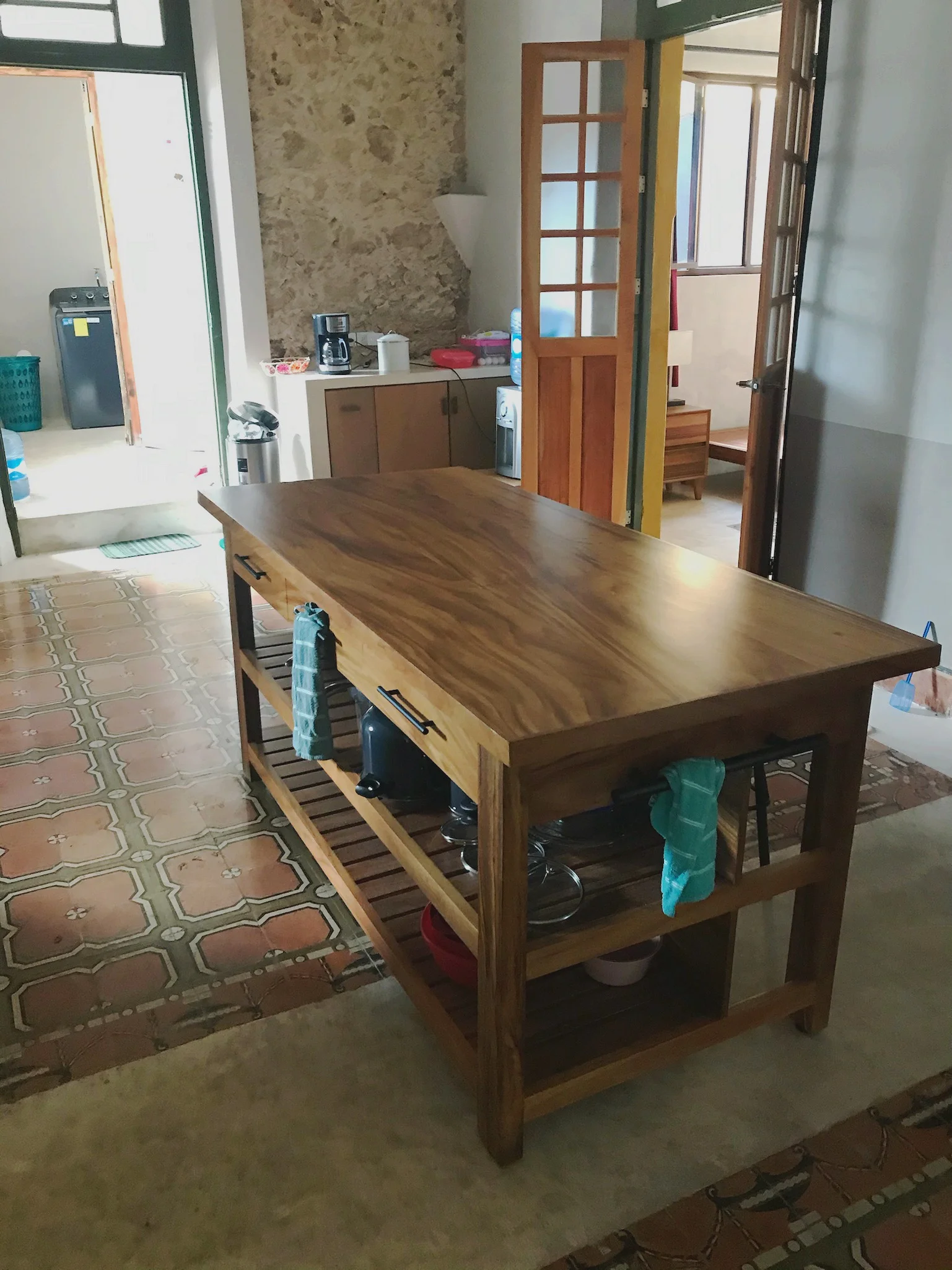 mesa cajonera en madera de tzalam color roble construido en Mérida Yucatán por Aguilar Talleres Carpinteria