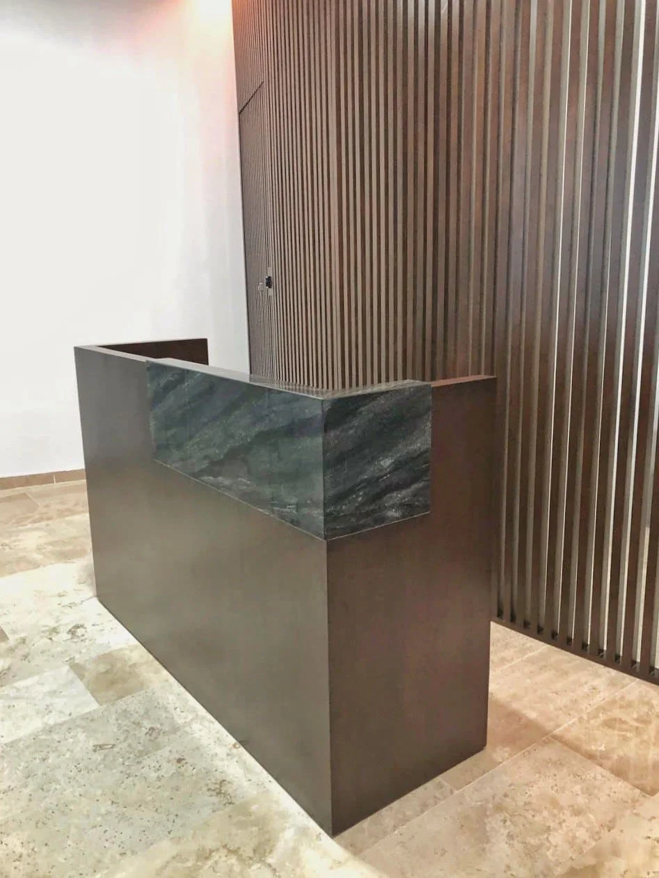 recibidor en madera de caobilla color nogal oscuro construido en Mérida Yucatán por Aguilar Talleres Carpinteria