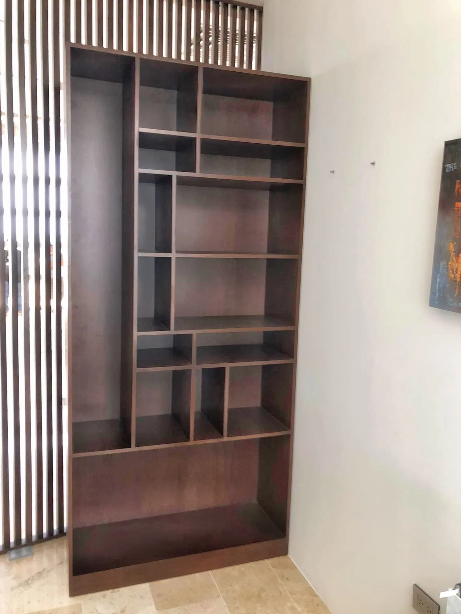 librero en madera de caobilla color nogal construido en Mérida Yucatán por Aguilar Talleres Carpinteria