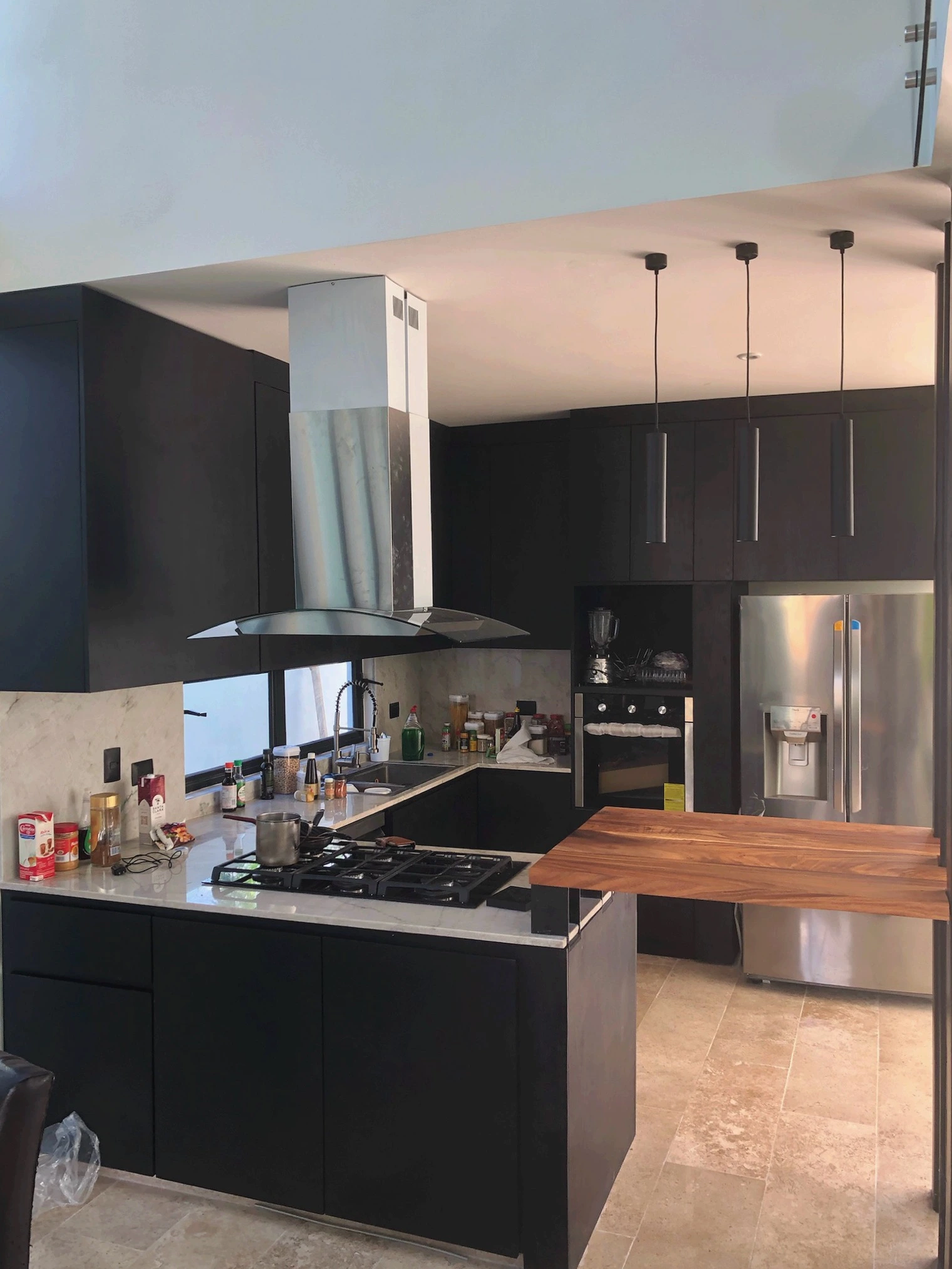 vista 1 de una cocina integral en madera de listonado de caobilla color negro con tzalam hecha en Mérida Yucatán por Aguilar Talleres