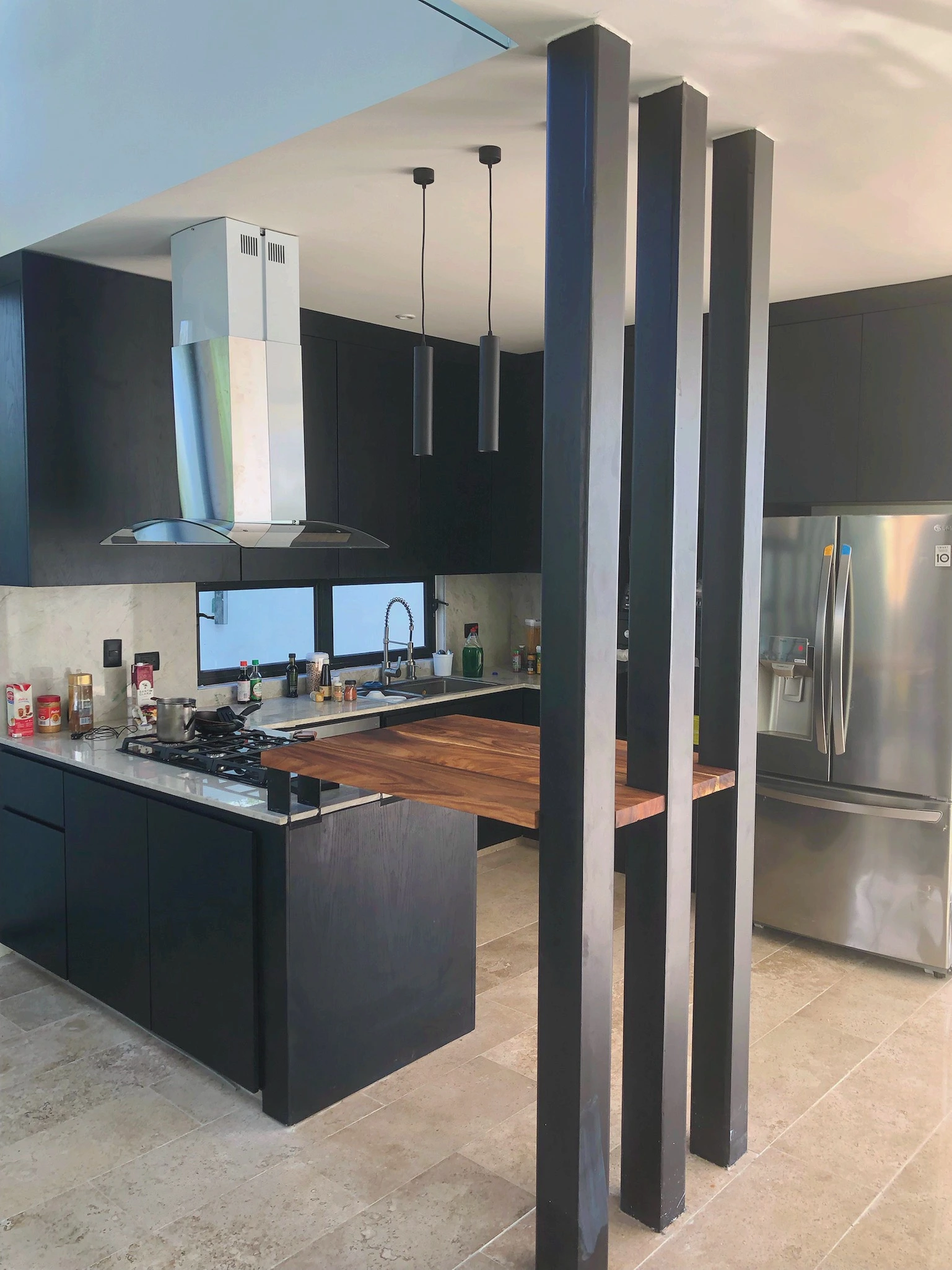 vista 3 de una cocina integral en madera de listonado de caobilla color negro con tzalam hecha en Mérida Yucatán por Aguilar Talleres