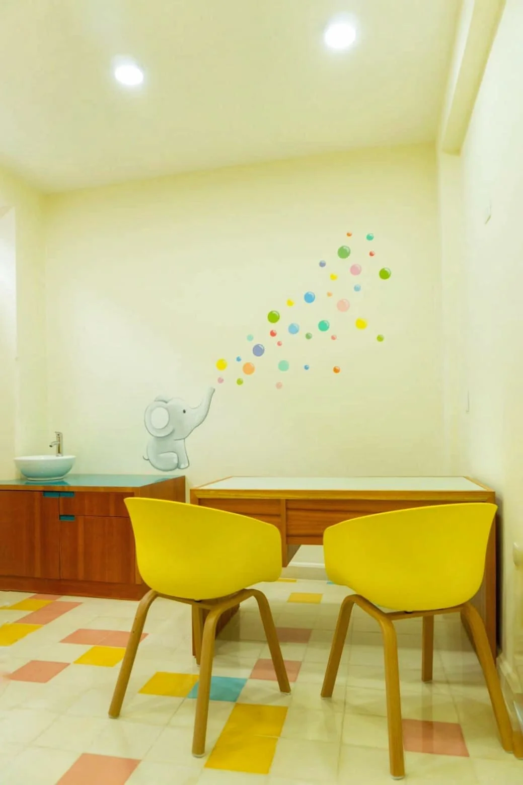 escritorio de madera tzalam color caoba fabricada en Mérida Yucatán por Aguilar Talleres