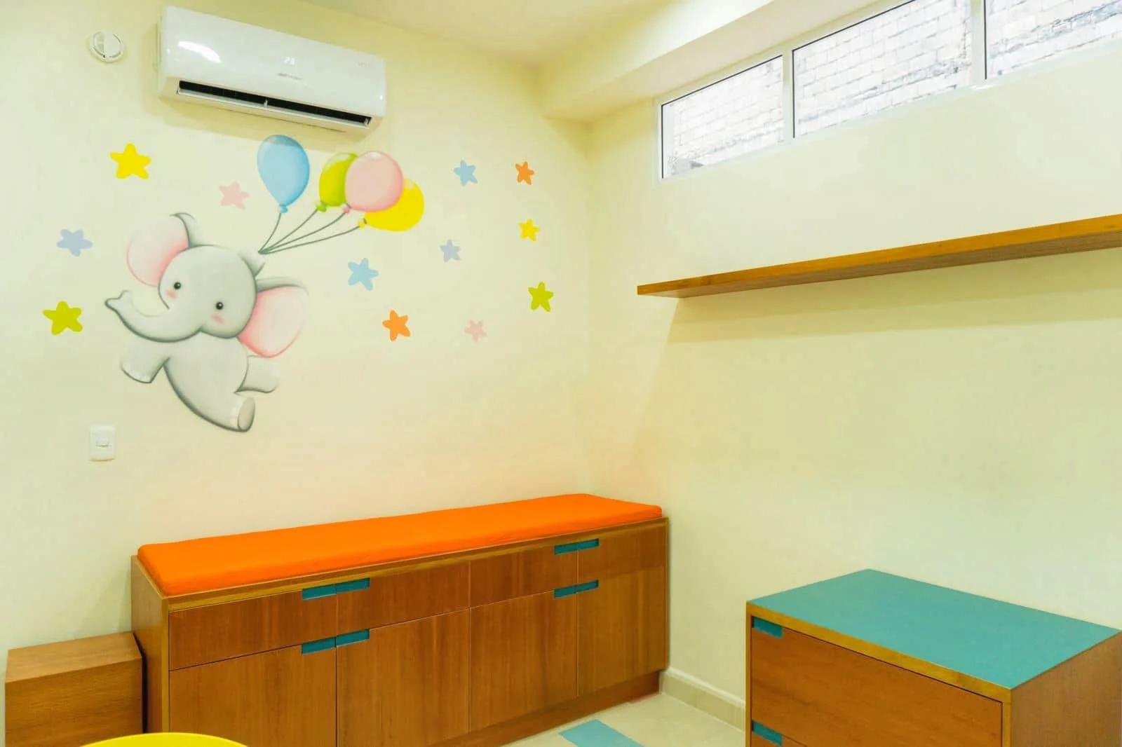 cajonera cambiador de madera tzalam color caoba y multiples colores fabricada en Mérida Yucatán por Aguilar Talleres