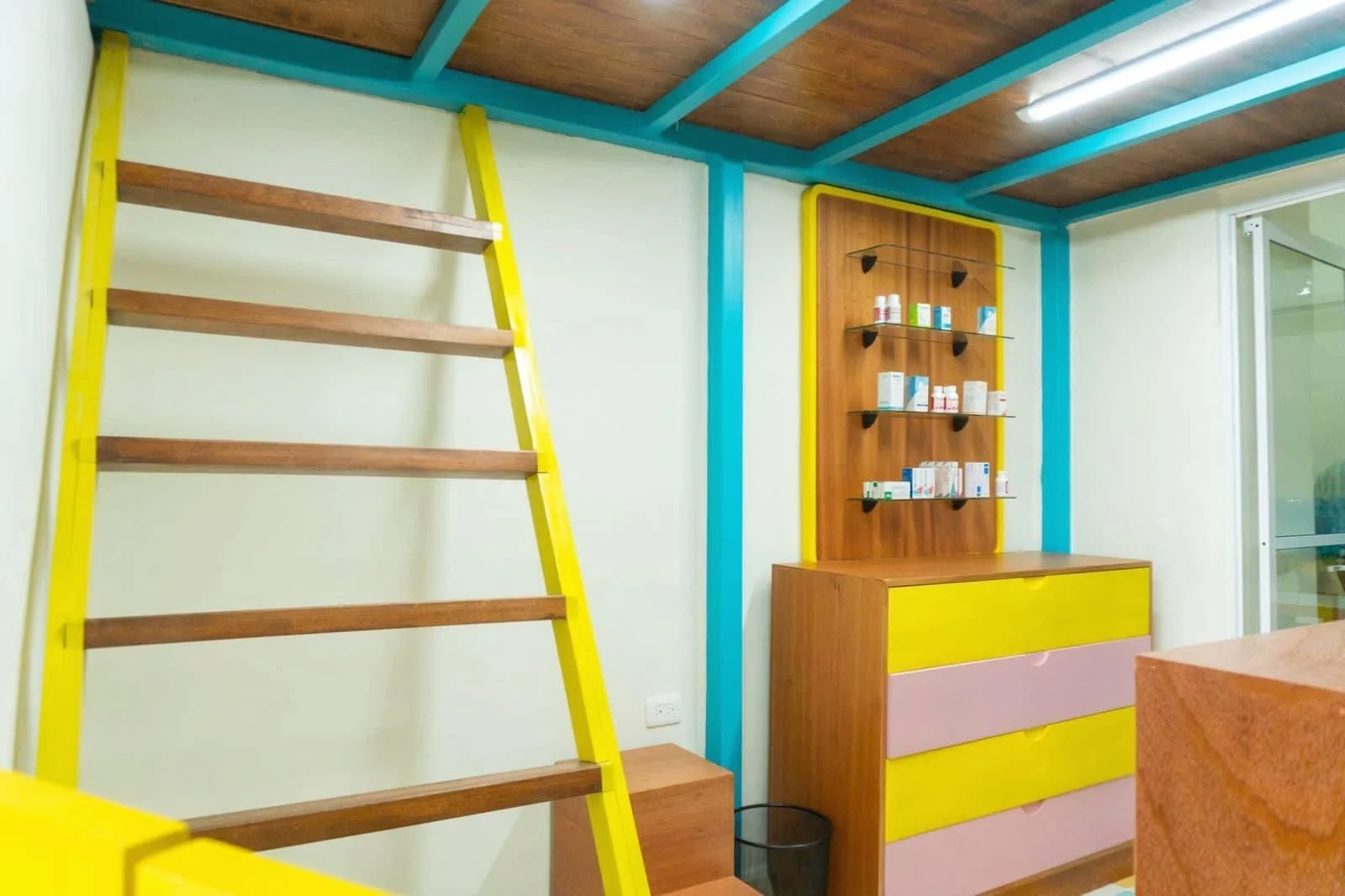 cajonera y escalera de madera tzalam color caoba con amarillo fabricada en Mérida Yucatán por Aguilar Talleres