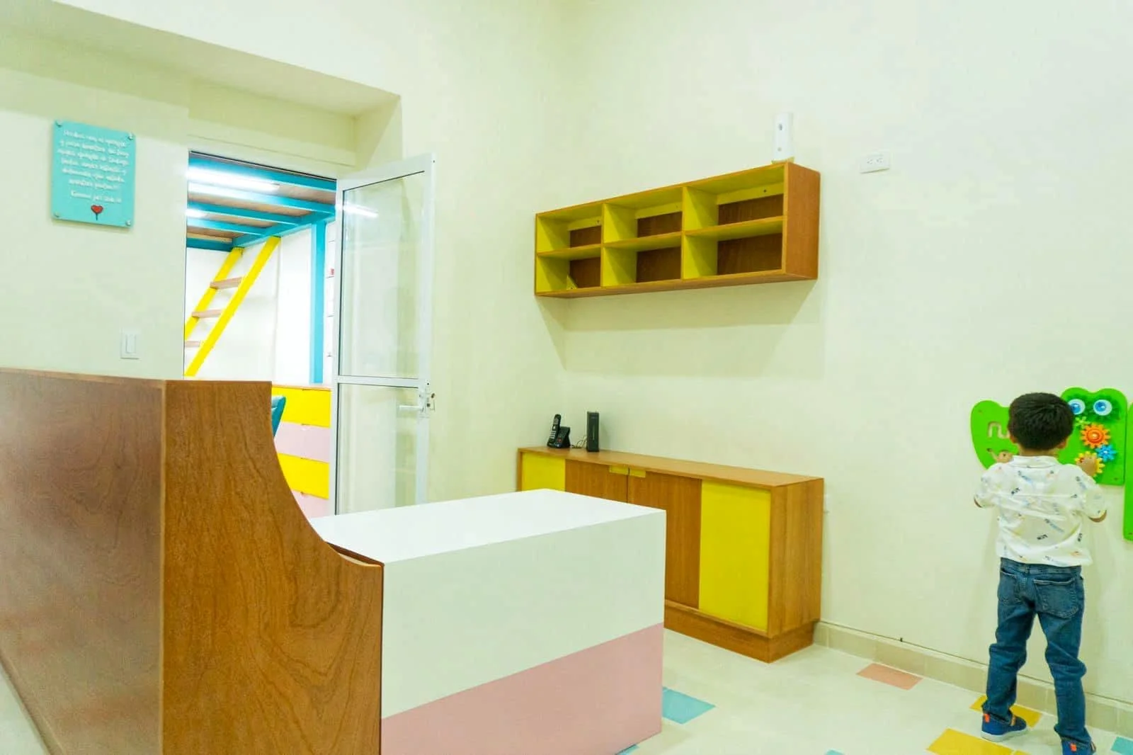 cajonera flotante de madera tzalam color caoba y amarillo, fabricada en Mérida Yucatán por Aguilar Talleres