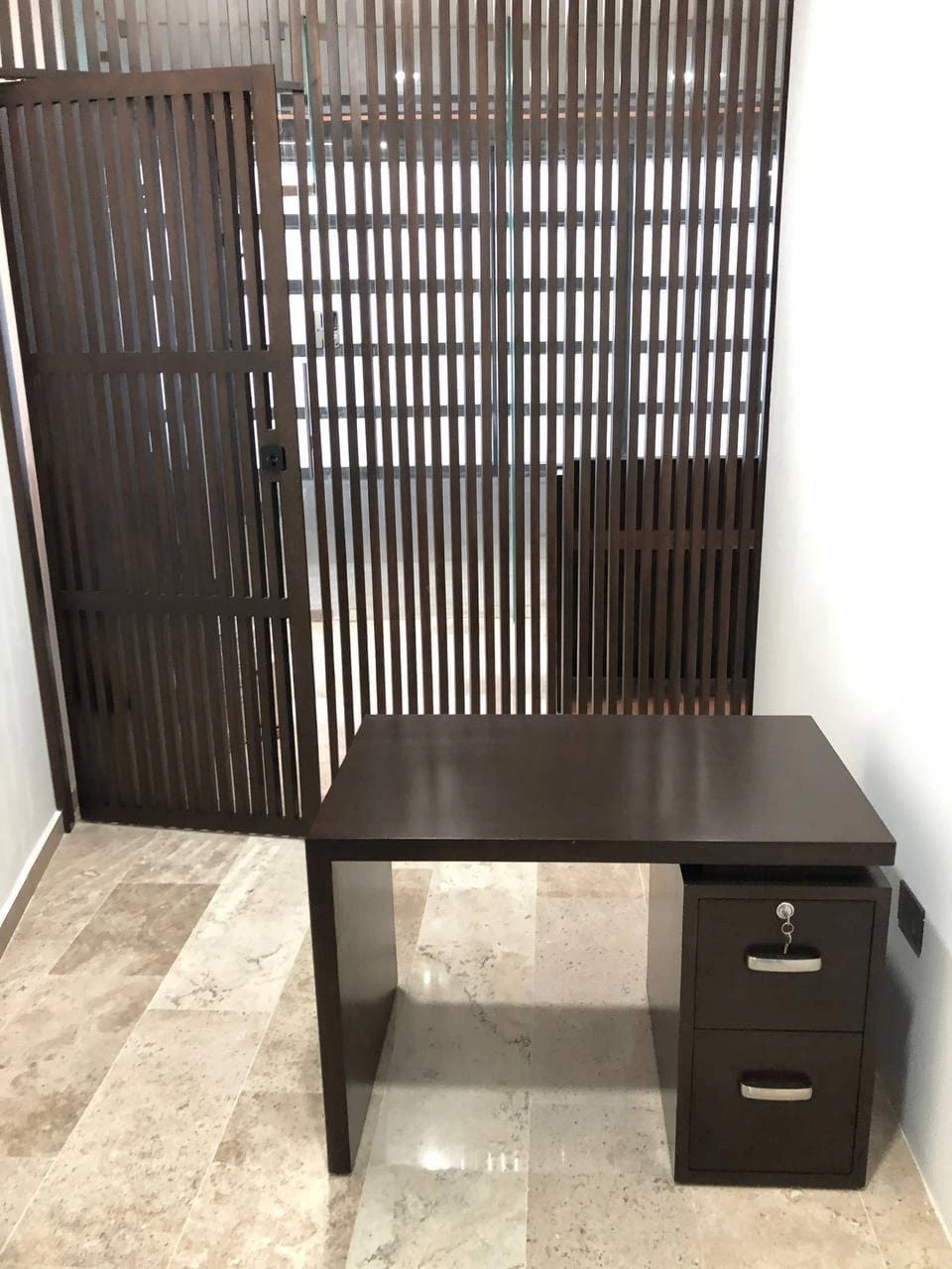 escritorio y divisor de madera tzalam color nogal oscuro fabricada en Mérida Yucatán por Aguilar Talleres