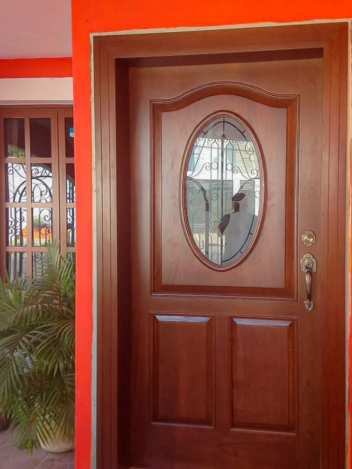 puerta en madera de cedro color nogal construido en Mérida Yucatán por Aguilar Talleres Carpinteria