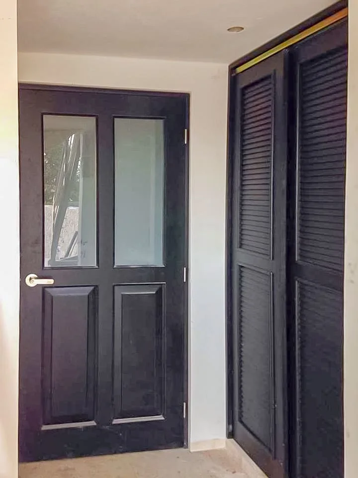 puerta en madera de cedro color negro construido en Mérida Yucatán por Aguilar Talleres Carpinteria