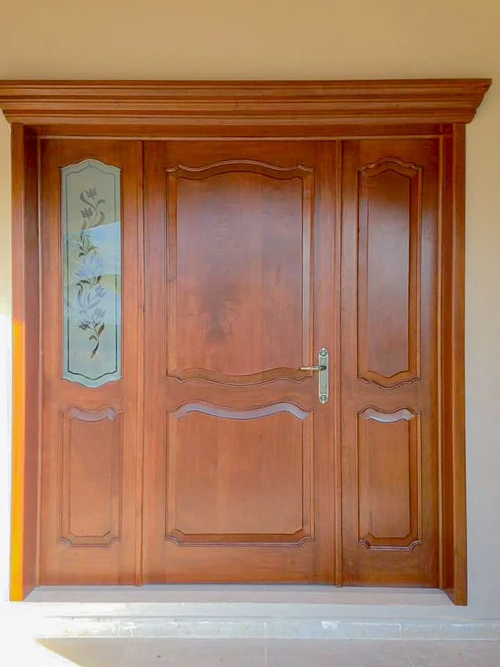 puerta en madera de cedro color nogal construido en Mérida Yucatán por Aguilar Talleres Carpinteria