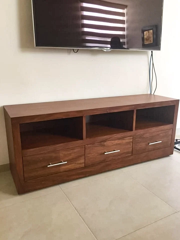 tv en madera de tzalam color natural construido en Mérida Yucatán por Aguilar Talleres Carpinteria
