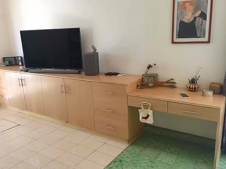 tv en madera de encino color natural construido en Mérida Yucatán por Aguilar Talleres Carpinteria